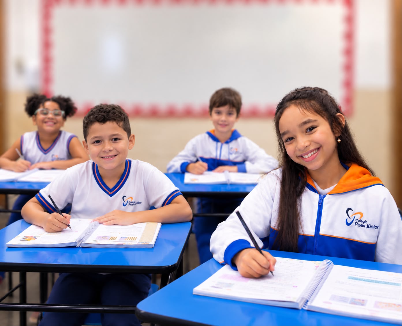 Estudantes do Colégio Paes Júnior em atividade em sala de aula
